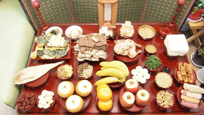 현대 일반 가정집 명절 차례상. /한국국학진흥원 제공.