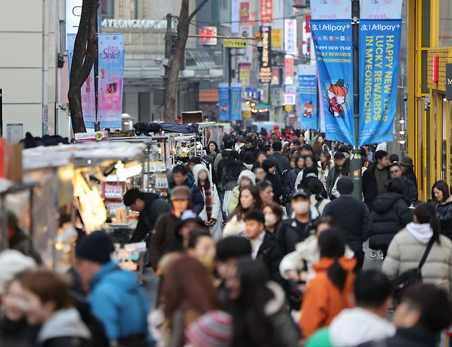 12일 서울 중구 명동 거리에 외국인 관광객들이 몰려 있다. /연합뉴스
