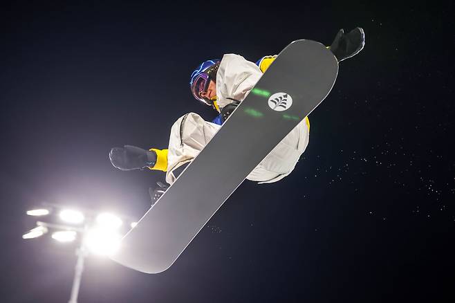 13일 밤(현지시간) 이탈리아 리비뇨 스노파크에서 2026 밀라노 코르티나 동계올림픽 스노보드 남자 하프파이프에 출전한 발렌티노 구셀리가 1차시기 경기를 펼치고 있다. 리비뇨=장련성 기자