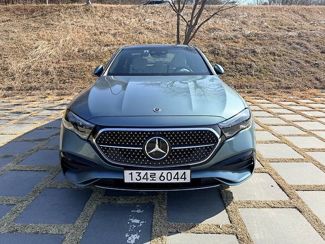 메르세데스-벤츠 ‘E 300 4MATIC AMG'의 전면부. 라디에이터 그릴에 벤츠의 삼각별에서 따온 패턴이 촘촘히 박혀 있다./이윤정 기자
