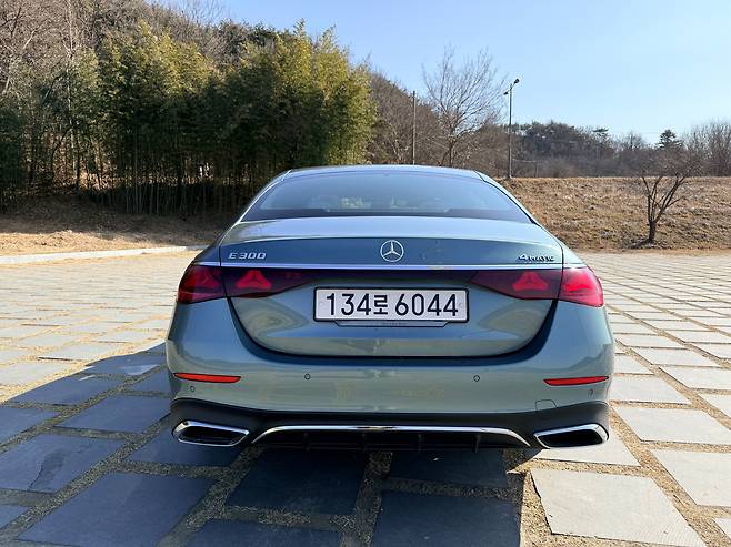 메르세데스-벤츠 ‘E 300 4MATIC AMG'의 리어램프에 벤츠의 삼각별 패턴이 들어가 있다./이윤정 기자