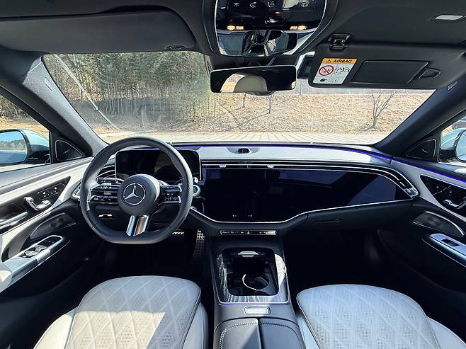 메르세데스-벤츠 ‘E 300 4MATIC AMG'의 1열 모습. 14.4인치 중앙 디스플레이와 동승자석 디스플레이가 매끄럽게 이어지는 MBUX 슈퍼스크린이 장착돼 있다./이윤정 기자