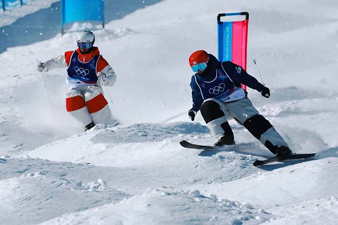 15일(현지 시각) 이탈리아 리비뇨 에어리얼·모굴 파크에서 열린 2026 밀라노-코르티나담페초 동계올림픽 프리스타일 스키 남자 모굴 8강에서 캐나다 미카엘 킹즈버리(왼쪽)와 정대윤이 경기를 펼치고 있다./연합뉴스