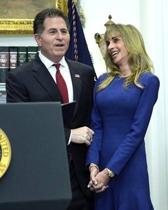 미국 컴퓨터 제조업체 델테크놀로지스 마이클 델 창업자 겸 최고경영자(CEO) 부부가 지난해 12월2일 미국 워싱턴DC 백악관에서 미국 어린이들을 위해 62억 5000만 달러(약 9조원)를 기부하겠다고 발표한 후 환하게 웃고 있다. ⓒ AP/연합뉴스