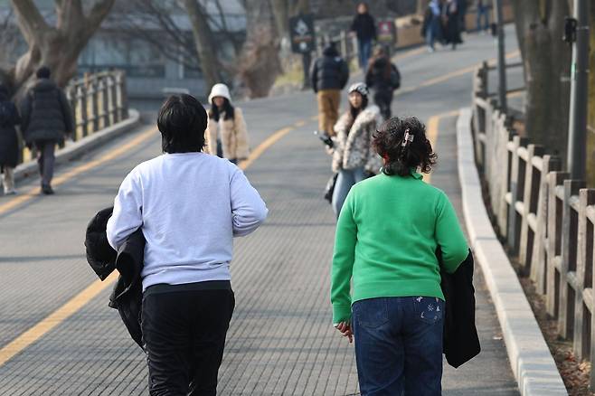 12일 서울 용산구 남산공원에서 시민들이 두꺼운 외투를 손에 걸치고 있다. 2026.02.12. 뉴시스