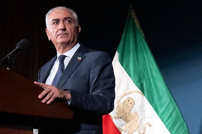 [워싱턴=AP/뉴시스] 16일(현지 시간) 미국 워싱턴DC에서 열린 기자회견에서 이란 옛 왕정의 왕세자였던 레자 팔레비가 발언하고 있다. 2026.01.16. photo@newsis.com /사진=뉴시스