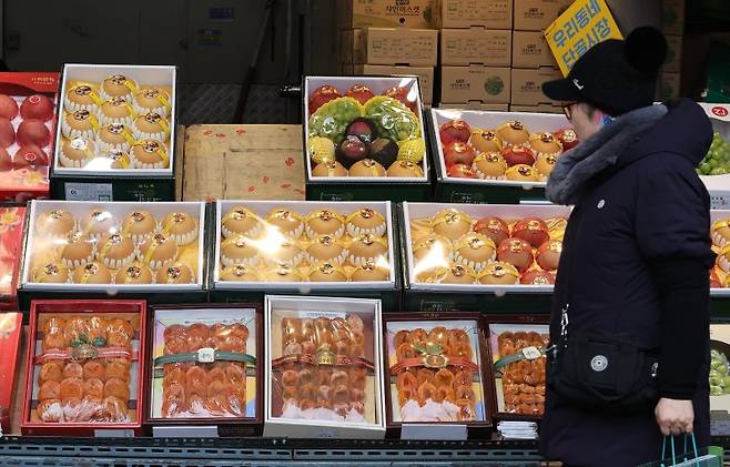 설 연휴를 앞둔 지난 13일 서울 청량리시장을 찾은 시민이 장을 보고 있다. 연합뉴스