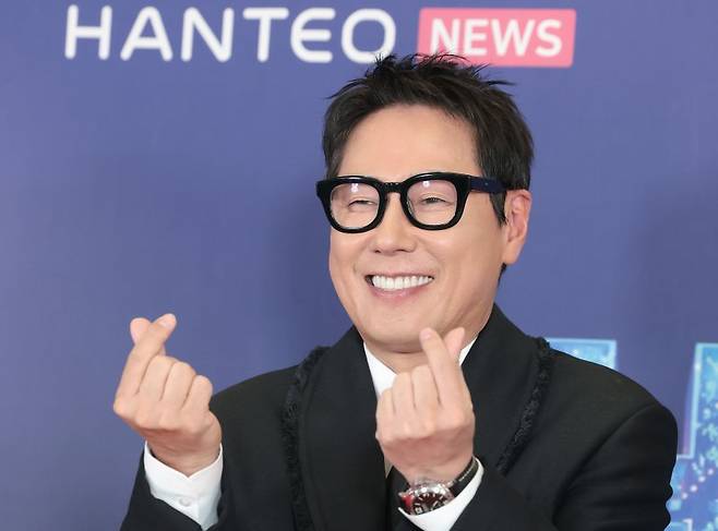 가수 윤종신이 15일 오후 서울 송파구의올림픽공원 KSPO돔에서 열린 '33주년 한터뮤직어워즈 2025’ 레드카펫 행사에 참석해 포즈를 취하고 있다. 뉴스1화상