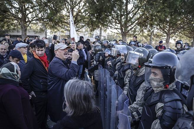 지난달 15일(현지시각) 튀르키예 이스탄불 외곽 마르마라 교도소 밖에서 터키 헌병들이 에크렘 이마모을루 전 이스탄불 시장의 석방을 요구하는 지지자들을 막아서고 있다. EPA 연합뉴스