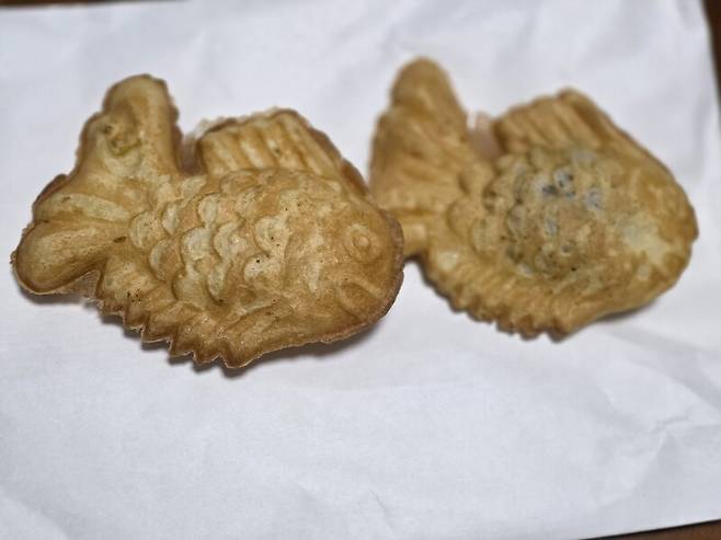 안양 범계역 입구 노점상에서 파는 붕어빵. 예쁘게 찍기가 영 힘들지만, 슈크림과 팥 모두 시켜서 질리지 않게 먹을 수 있다.