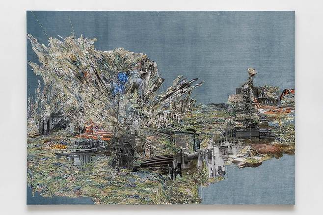 ‘무제(취약할 의향–벨벳 #15) 2021, 자개, 아크릴 물감, 실크 벨벳에 콜라주, 147 x 197 x 12cm(액자포함), 리움미술관 소장 © Lee Bul. 사진: 전병철. 작가 및 리움미술관 제공.