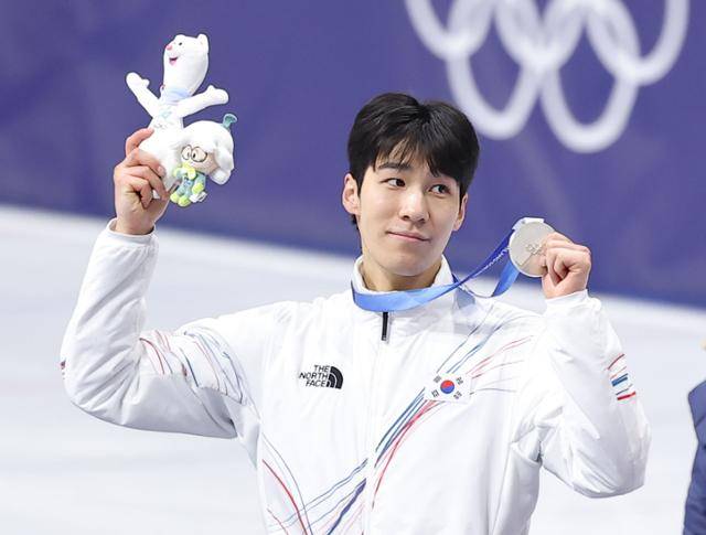 황대헌이 15일 이탈리아 밀라노 아이스 스케이팅 아레나에서 열린 2026 밀라노·코르티나담페초 동계올림픽 쇼트트랙 남자 1,500m 시상식에서 은메달을 들어보이고 있다. 밀라노=연합뉴스