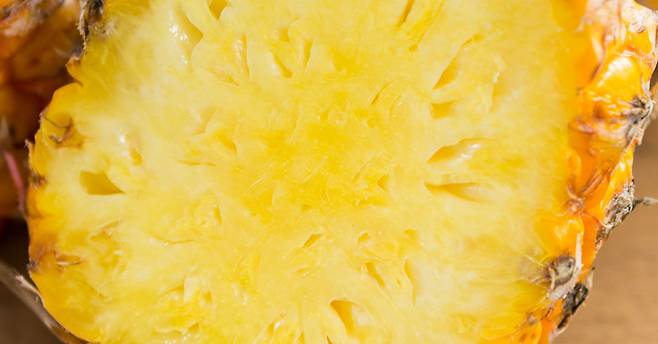 기름진 고기를 먹고 난 뒤에는 단백질 소화 효소가 들어있는 과일을 먹는 게 좋다. / 클립아트코리아