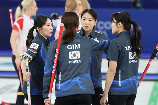 <yonhap photo-1891="">14일(현지시간) 이탈리아 코르티나담페초 컬링 올림픽 스타디움에서 열린 2026 밀라노ㆍ코르티나담페초 동계올림픽 컬링 여자 라운드로빈 한국과 덴마크의 경기 중 한국 대표팀 선수들이 의견을 나누고 있다. [사진=연합뉴스]</yonhap>