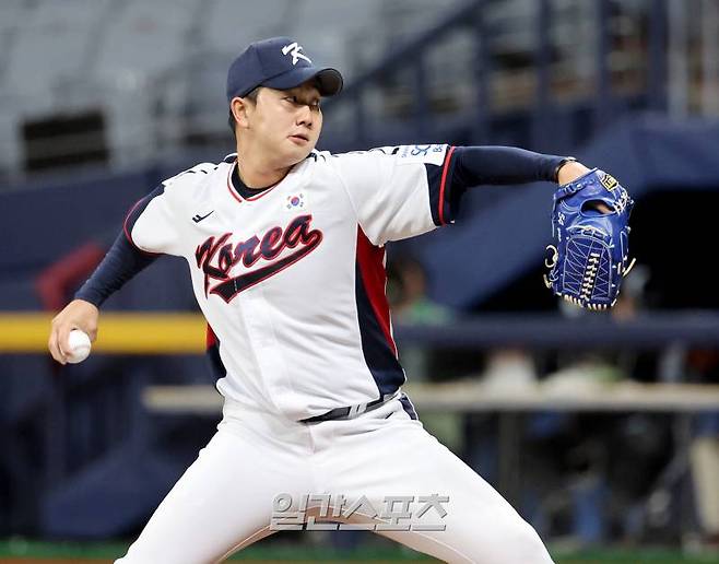 2024 세계야구소프트볼연맹(WBSC) 프리미어12에 참가하는 대한민국 야구대표팀과 상무와의 평가전이 6일 오후 서울 고척스카이돔에서 열렸다. 4회말 유영찬이 등판해 역투하고 있다. 고척=김민규 기자 mgkim1@edaily.co.kr /2024.11.06/