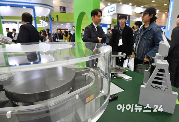 11일 서울 강남구 코엑스에서 열린 세미콘 코리아 2026에서 관람객들이 부스를 둘러보고 있다. [사진=곽영래 기자]