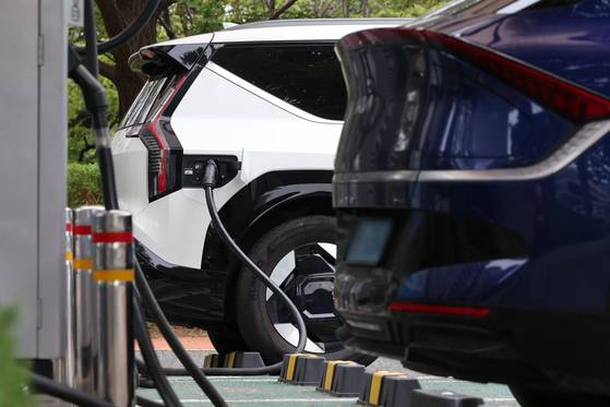 충전중인 전기차 모습. 뉴시스