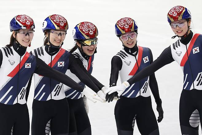 2026 밀라노-코르티나담페초 동계올림픽 개막을 이틀 앞둔 4일(현지시간) 밀라노 아이스스케이팅 아레나에서 훈련을 마친 한국 쇼트트랙 여자 선수들이 기념사진을 찍고 있다.   오른쪽부터 심석희, 이소연, 김길리, 최민정, 노도희. 연합뉴스