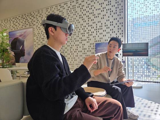 서울 마포구 삼성스토어 홍대에서 방문객이 삼성전자가 지난해 출시한 헤드셋형 모바일 기기 ‘갤럭시 XR’를 체험하고 있다. 사진 삼성전자