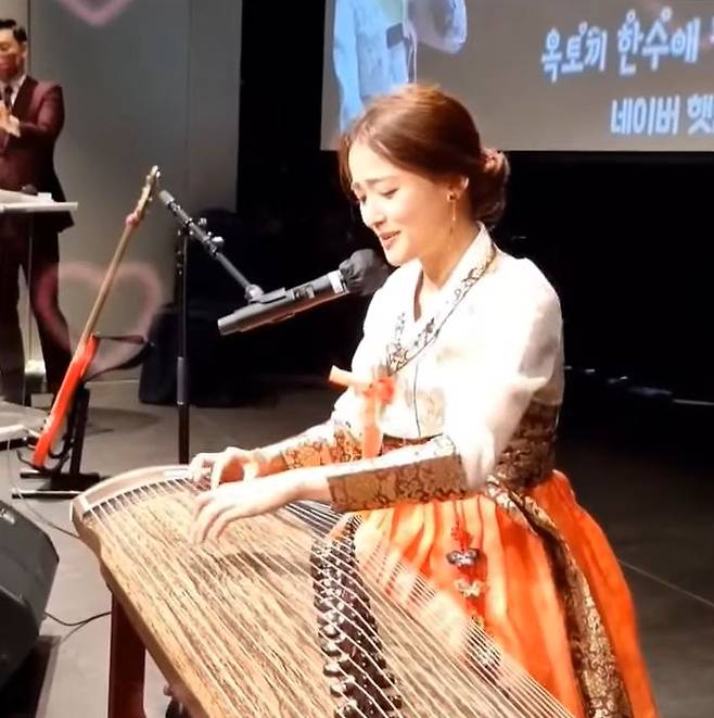 탈북여성 한수애씨가 무대에서 가야금을 연주하고 있다. 사진 유튜브 캡처
