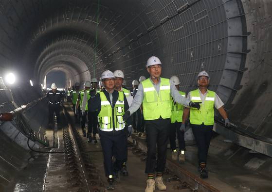 강희업 국토교통부 2차관이 지난해 8월 부산 중구 국가철도공단 영남본부에서 부전마산 복선전철 현안 간담회를 개최하고 공사 현장을 방문해 복구공사와 잔여 공정 현황을 점검하고 있다. 사진 국토교통부