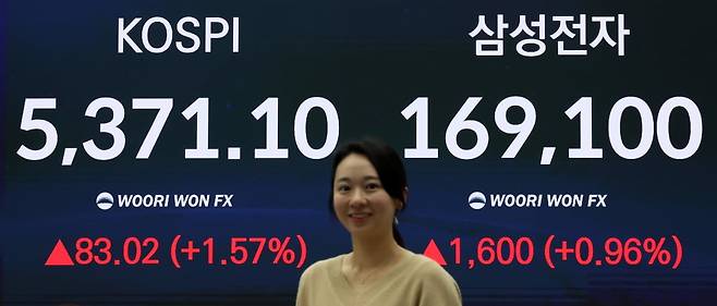 4일 오후 서울 중구 우리은행 딜링룸 전광판에 삼성전자 종가가 표시돼 있다. 이날 코스피는 전 거래일보다 83.02p(1.57%) 오른 5,371.10으로 마감했다.2026.02.04 한국경제신문 최혁 기자
