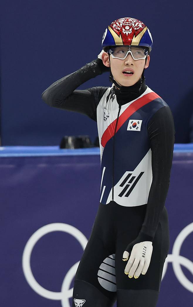 14일(현지시간) 이탈리아 밀라노 아이스스케이팅 아레나에서 열린 2026 밀라노ㆍ코르티나담페초 동계올림픽 쇼트트랙 남자1,500m 준준결승에 출전한 임종언이 넘어진 뒤 아쉬워하고 있다. 2026.2.15 연합뉴스