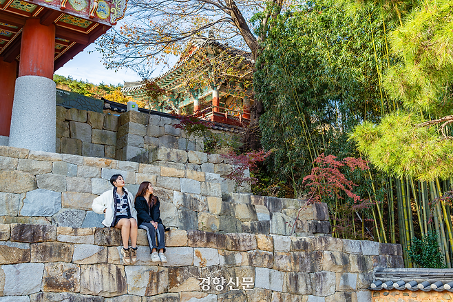 외국인 관광객이 부산 범어사에서 기념촬영을 하고 있다. 부산관광공사 제공