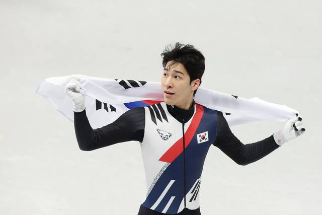 14일(현지시간) 이탈리아 밀라노 아이스스케이팅 아레나에서 열린 2026 밀라노-코르티나담페초 동계올림픽 쇼트트랙 남자 1500m 결승에서 은메달을 따낸 황대헌이 태극기를 두르고 세리머니를 하고 있다. 연합뉴스