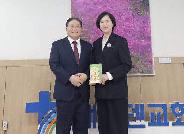 유은혜 경기도교육감 예비후보가 설 연휴를 앞두고 잇따라 종교시설을 방문했다. 유은혜 캠프 제공