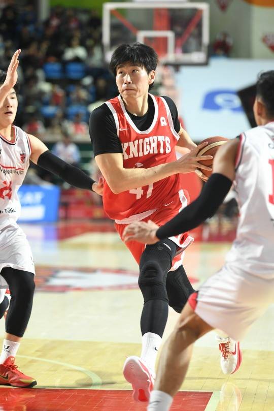 돌파 시도하는 SK 오세근. 사진[연합뉴스]