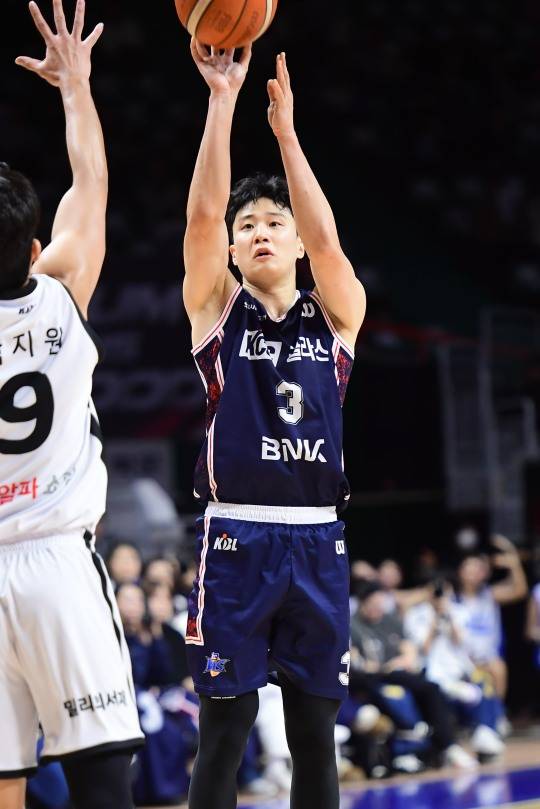슛 하는 KCC 허웅. 사진[연합뉴스]