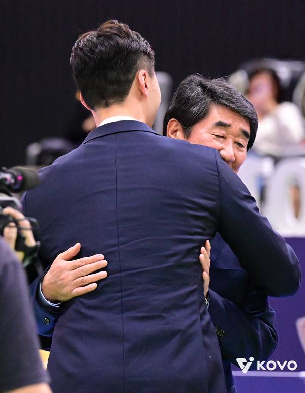 지난 2024년 11월 열린 은퇴식에서 박철우를 안아주는 신치용 전 감독. 사진= KOVO
