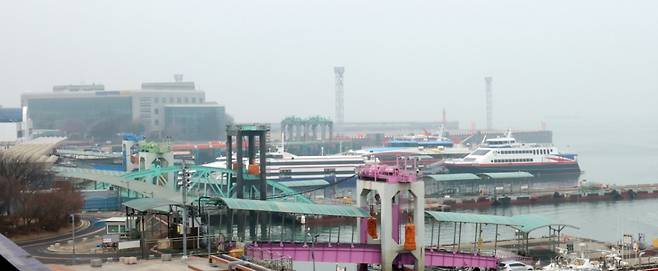 서해상의 짙은 안개로 백령도, 연평도 행 여객선이 운항대기된 13일 오전 인천 중구 인천항 연안여객터미널 부두에 여객선이 정박해 있다. 2026.02.13. amin2@newsis.com /사진=뉴시스