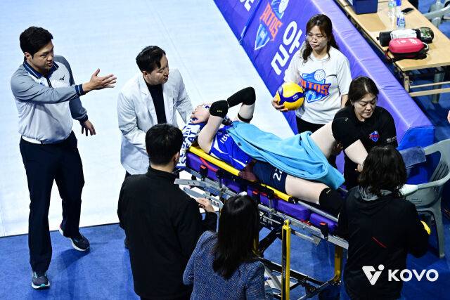 알리사 킨켈라가 부상으로 쓰러졌다./KOVO