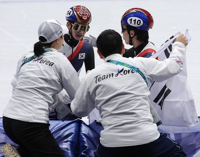 15일 이탈리아 밀라노 아이스스케이팅 아레나에서 열린 2026 밀라노-코르티나 동계올림픽 쇼트트랙 남자 1500m 결승전에서 은메달을 획득한 황대헌이 함께 결승전에 출전한 신동민과 코치들로부터 축하를 받고 있다. [연합]