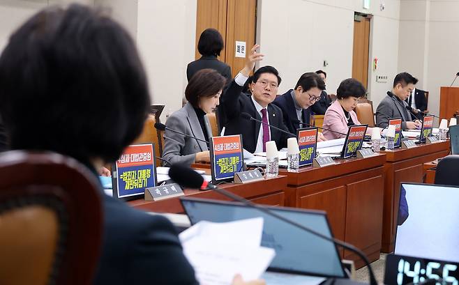 국민의힘은 15일 여당이 이른바 ‘사법개혁안’을 밀어붙이고 있는데 대해 ‘대통령 방탄법’이라며 비판을 쏟아냈다. 11일 국회에서 열린 법제사법위원회 전체회의에서 국민의힘 법사위원들이 대체토론 발언권을 요구하며 의사진행에 항의하는 모습. [연합]