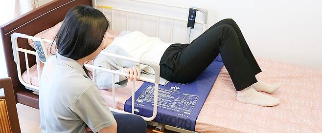 헬프패드 냄새 센서는 배설물을 감지하고 배설 기록을 디지털화 해 돌봄의 질을 높이고 업무량을 줄여준다고 퓨처케어랩은 설명한다 [퓨처캐어랩]