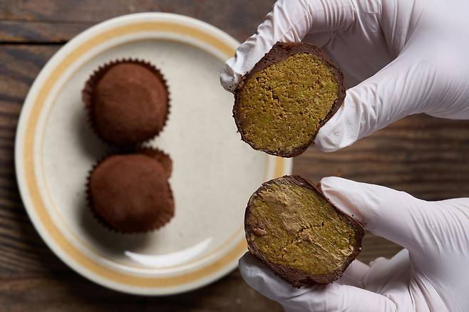 ‘두쫀쿠’(두바이 쫀득 쿠키) 열풍이 불고 있는 가운데 관련 민원도 급중한 것으로 나타났다. 정일영 더불어민주당 의원이 관계기관 자료를 분석해 15일 공개한 내용에 따르면 최근 두쫀쿠 관련 식품민원이 급증하면서 관리 필요 품목으로 떠올랐다. [게티이미지뱅크]