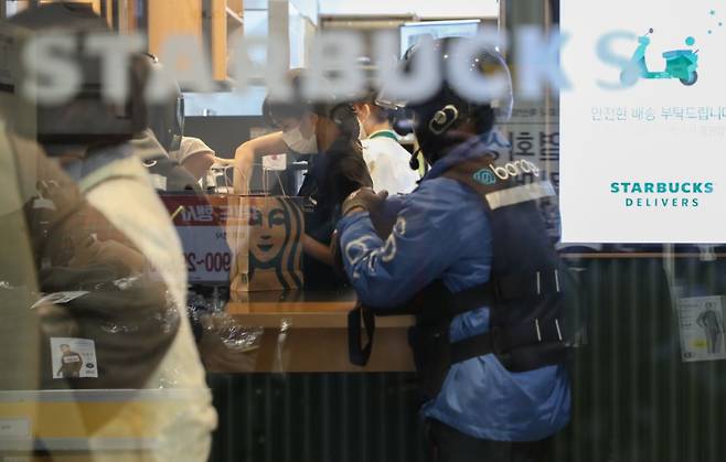 서울 강남구 역삼동 스타벅스 매장에서 배달 서비스가 이뤄지는 모습. [연합]