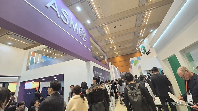 세미콘코리아 2026에서 네덜란드의 반도체 전공정장비 기업인 ASM에서 채용설명회를 듣기 위해 학생들이 줄을 서고 있다. 박지영 기자.