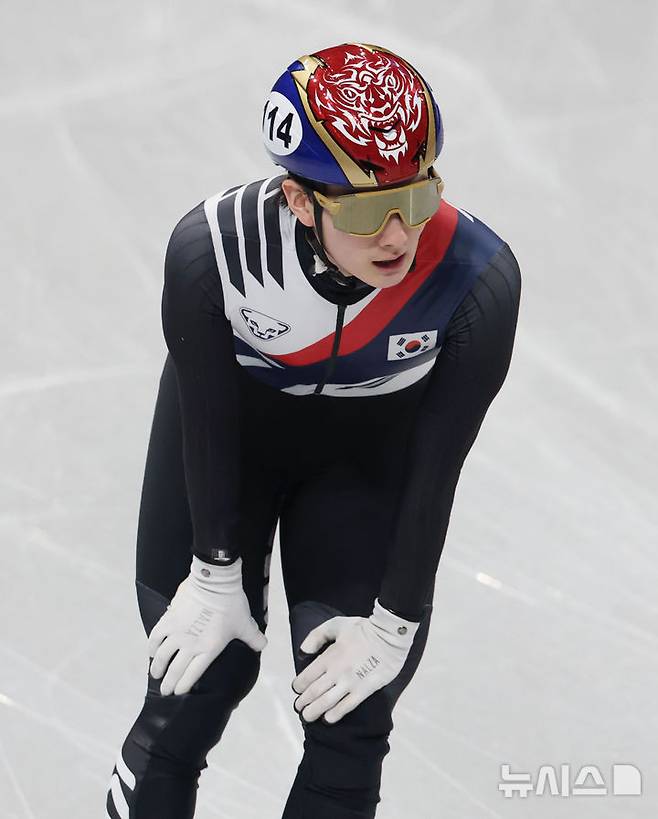 [밀라노=뉴시스] 박주성 기자 = 쇼트트랙 신동민이 12일(현지 시간) 이탈리아 밀라노 아이스스케이팅 아레나에서 열린 2026 밀라노·코르티나 담페초 동계올림픽 쇼트트랙 남자 1000m 결승B 경기에서 결승선으로 들어온 뒤 숨을 고르고 있다. 2026.02.13. park7691@newsis.com