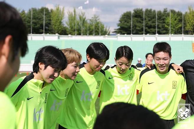 [서울=뉴시스] 신상우 감독이 이끄는 여자 축구 국가대표팀. (사진=대한축구협회 제공) *재판매 및 DB 금지