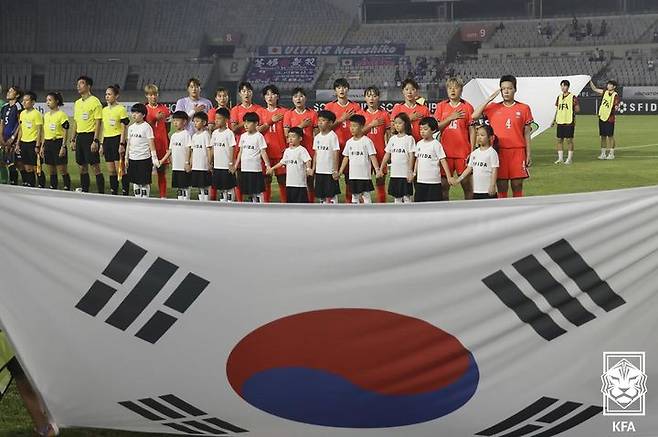[서울=뉴시스] 신상우 감독이 이끄는 여자 축구 국가대표팀. (사진=대한축구협회 제공) *재판매 및 DB 금지