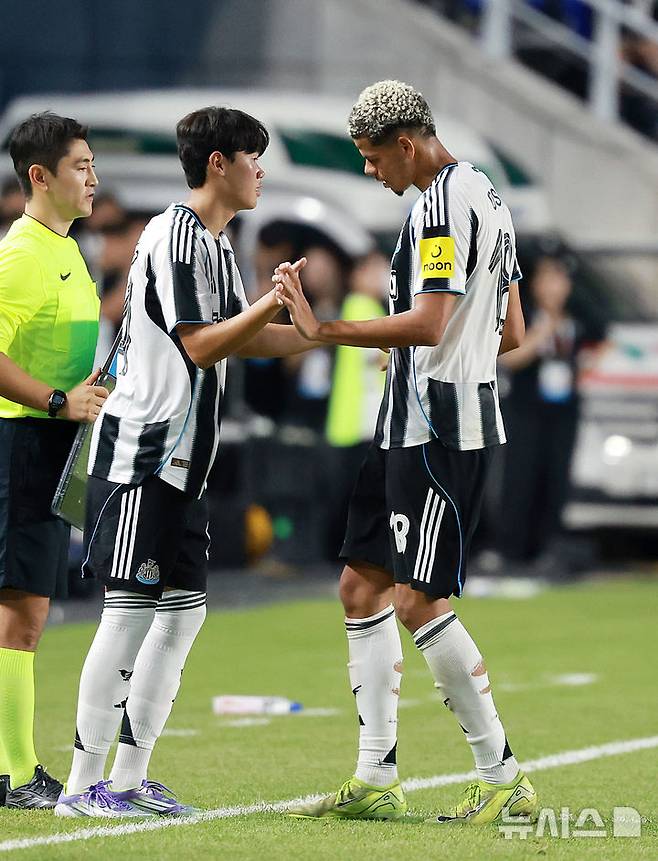 [수원=뉴시스] 이영환 기자 = 30일 오후 경기 수원시 팔달구 수원월드컵경기장에서 열린 2025 쿠팡플레이 시리즈 뉴캐슬 유나이티드와 팀 K리그의 경기, 뉴캐슬 박승수가 윌리엄 오슬라와 교체 투입되고 있다. 2025.07.30. 20hwan@newsis.com