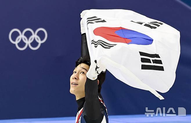 [밀라노=뉴시스] 김근수 기자 = 쇼트트랙 황대헌이 14일(현지 시간) 이탈리아 밀라노 아이스 스케이팅 아레나에서 열린 2026 밀라노·코르티나 담페초 동계올림픽 쇼트트랙 스피드스케이팅 남자 1500m에서 은메달을 차지한 뒤 태극기를 들고 경기장을 돌고 있다. 2026.02.15. ks@newsis.com