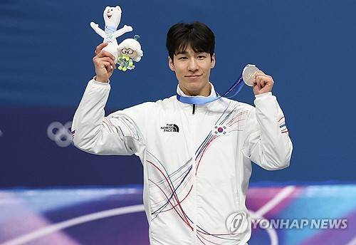2026 밀라노·코르티나담페초 동계올림픽 쇼트트랙 남자 1,500m에서 은메달을 획득한 황대헌. [연합뉴스 제공]