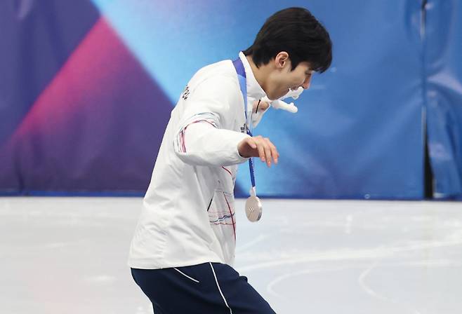 춤 추는 황대헌. 연합뉴스