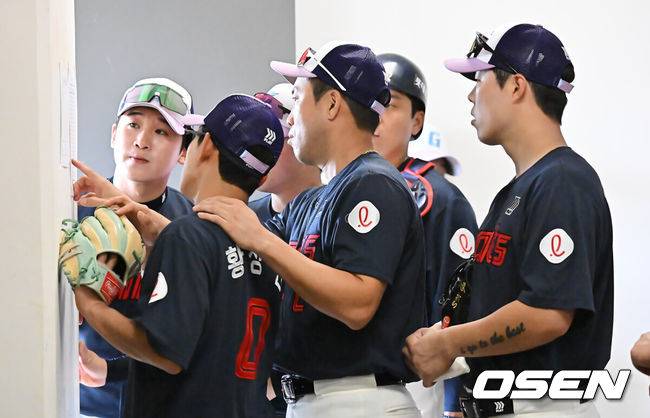 [OSEN=타이난(대만) , 이석우 기자] 프로야구 롯데 자이언츠가 31일(한국시간) 대만 타이난 아시아-태평양 국제야구센터에 스프링캠프를 차리고 구슬땀을 흘렸다.김태형 감독 등&nbsp;코치진과 투수&nbsp;20명,&nbsp;포수&nbsp;5명,&nbsp;내야수&nbsp;9명,&nbsp;외야수&nbsp;7명 등 총&nbsp;41명의 선수단이 1월 20일까지 1차 캠프에서 체력 강화와 기술 훈련을 치른 뒤 21일부터 3월 5일까지 일본 미야자키로 옮겨 2차 캠프에서 구춘리그에 참가해 실전 감각을 점검한다.롯데 전준우와 선수들이 오후 훈련표를 지켜보고 있다. 2026.01.31 / foto0307@osen.co.kr