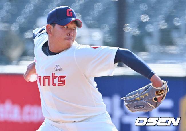 [OSEN=부산, 이석우 기자] 16일 부산 사직구장에서 2023 신한은행 SOL KBO리그 롯데 자이언츠와 SSG 랜더스의 경기가 열렸다. 롯데 자이언츠 서준원이 역투하고 있다. 2023.03.16 / foto0307@osen.co.kr